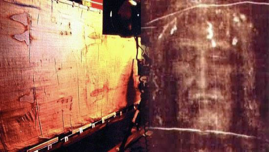 Uma imagem contendo luz, em pé, televisão, rua
O conteúdo gerado por IA pode estar incorreto.